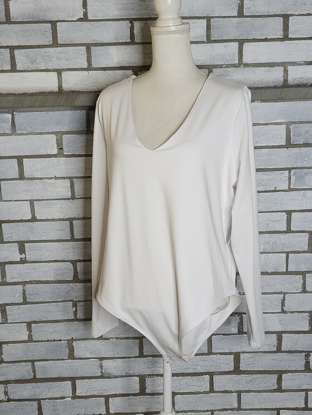 • NWT Time And Tru Women's Long Sleeve Smoothing Bodysuit Size XXXL White V-Neck